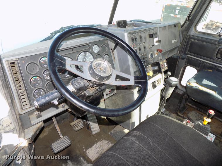 image for item DB8612 1995 Mack CH613 semi truck