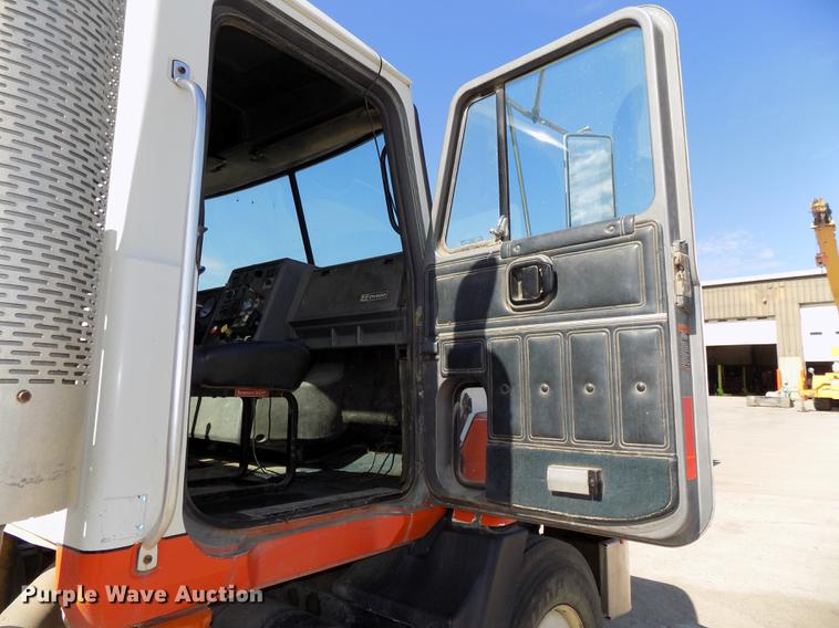 image for item DB8612 1995 Mack CH613 semi truck