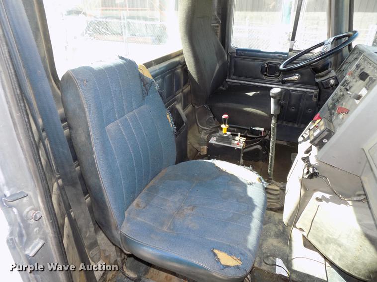 image for item DB8612 1995 Mack CH613 semi truck