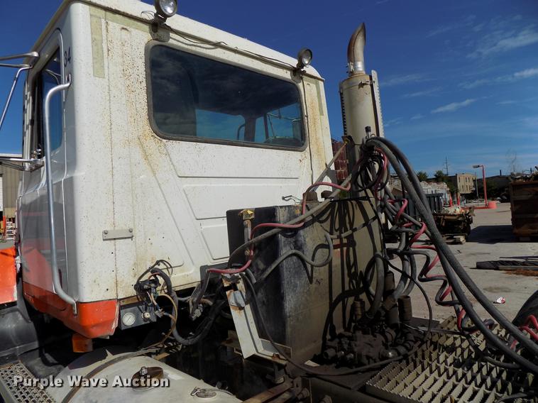 image for item DB8612 1995 Mack CH613 semi truck