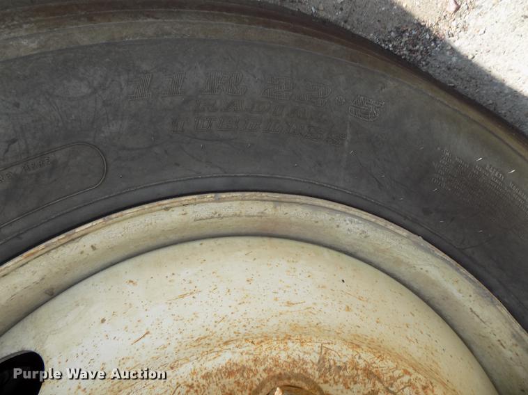 image for item DB8612 1995 Mack CH613 semi truck