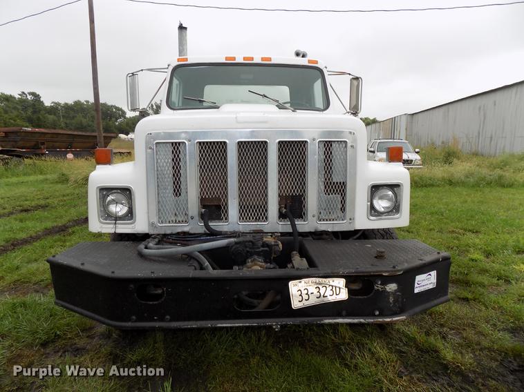 image for item DB8614 1987 International 2574 ready mix truck