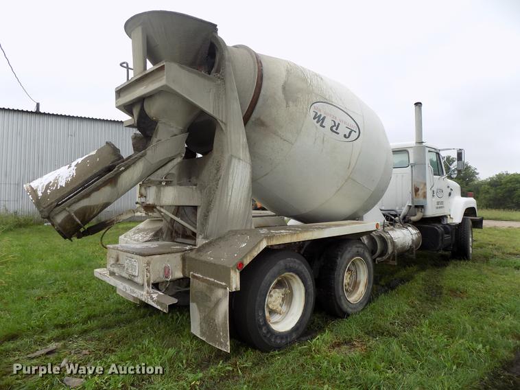image for item DB8614 1987 International 2574 ready mix truck