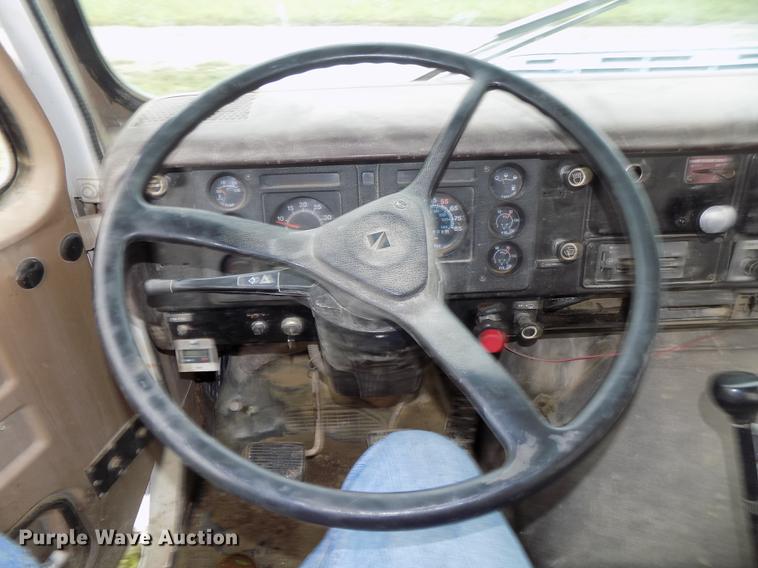 image for item DB8614 1987 International 2574 ready mix truck