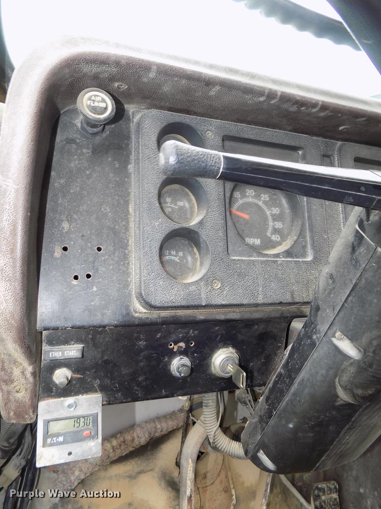 image for item DB8614 1987 International 2574 ready mix truck