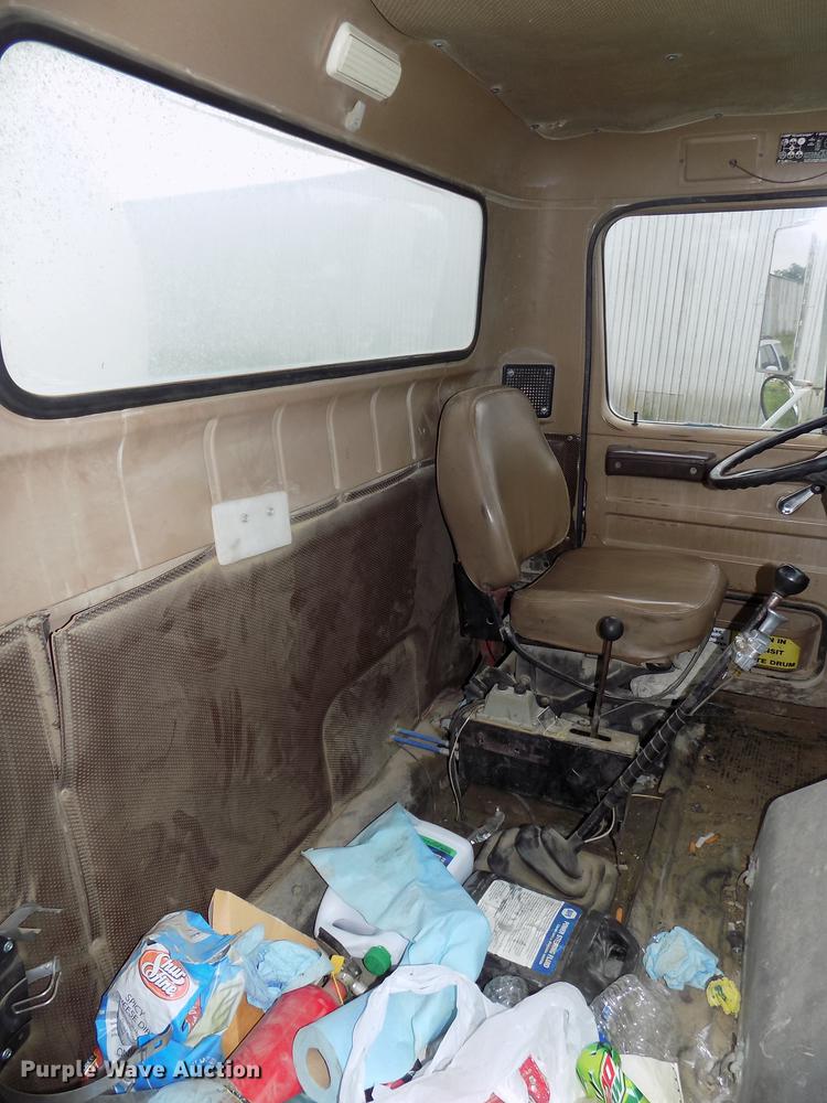 image for item DB8614 1987 International 2574 ready mix truck