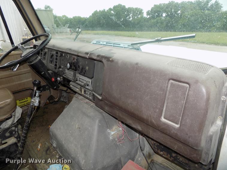 image for item DB8614 1987 International 2574 ready mix truck