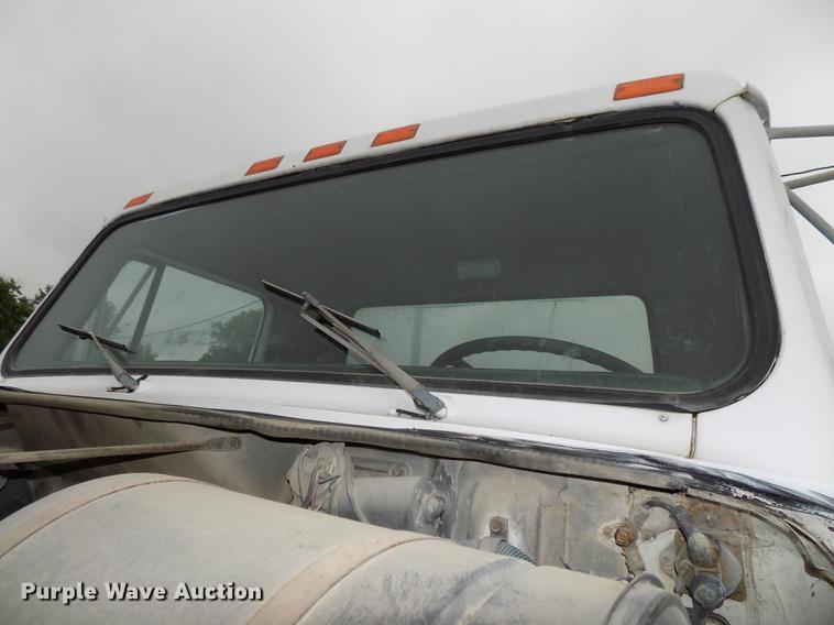 image for item DB8614 1987 International 2574 ready mix truck