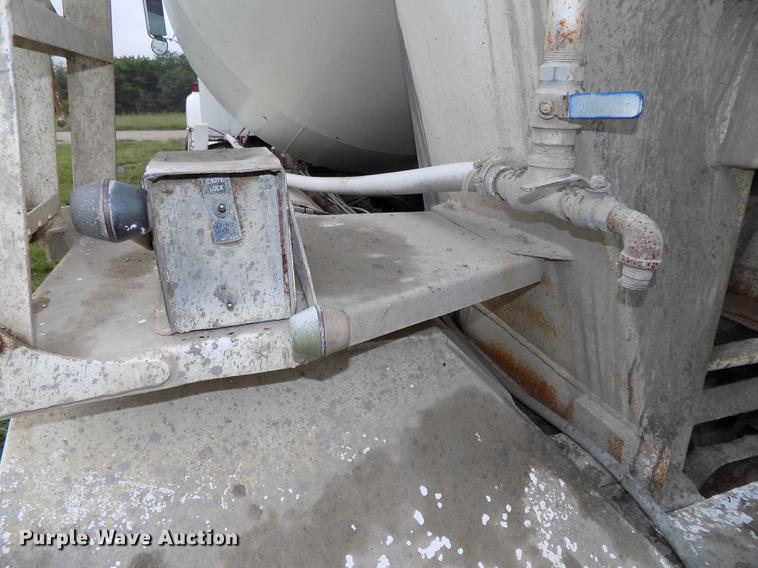 image for item DB8614 1987 International 2574 ready mix truck