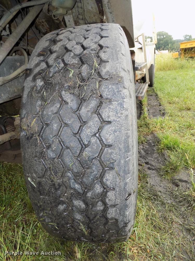 image for item DB8614 1987 International 2574 ready mix truck