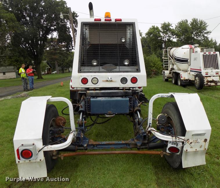 image for item DB8618 1996 Oshkosh S2146 ready mix truck