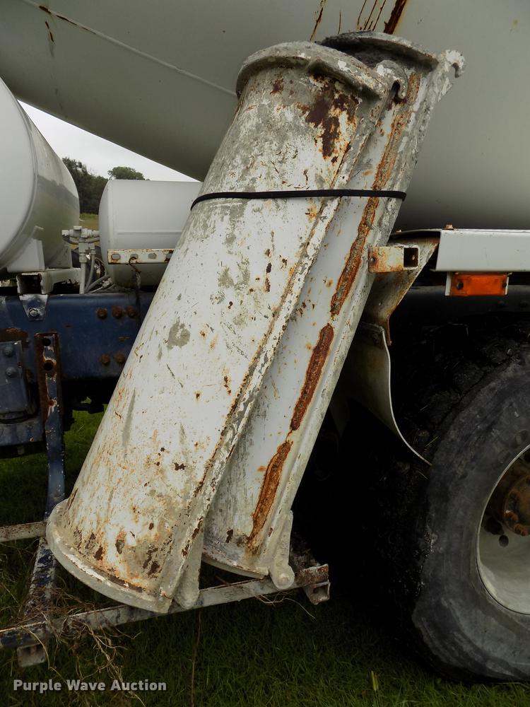 image for item DB8618 1996 Oshkosh S2146 ready mix truck