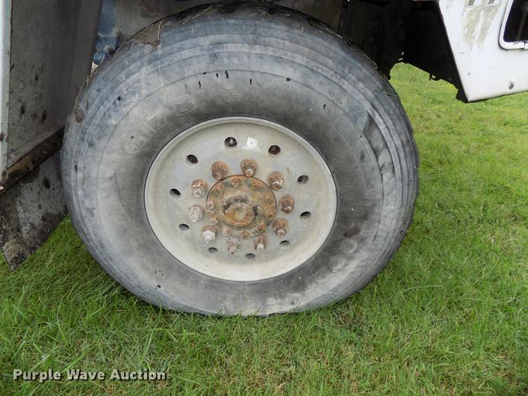 image for item DB8618 1996 Oshkosh S2146 ready mix truck