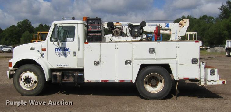image for item DC0048 1998 International 4900 service truck with crane