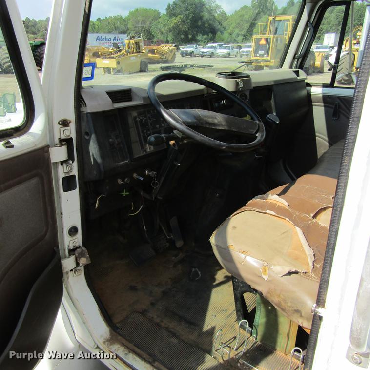 image for item DC0048 1998 International 4900 service truck with crane