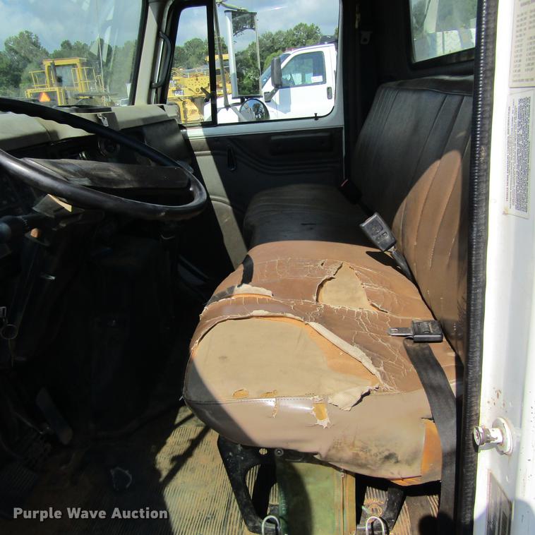 image for item DC0048 1998 International 4900 service truck with crane