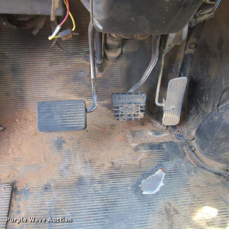 image for item DC0048 1998 International 4900 service truck with crane