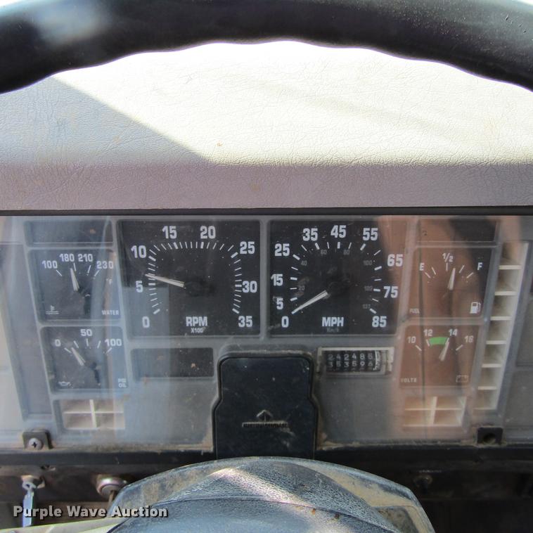 image for item DC0048 1998 International 4900 service truck with crane