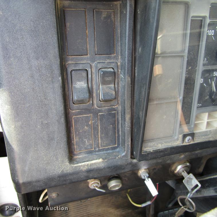 image for item DC0048 1998 International 4900 service truck with crane