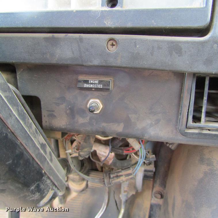 image for item DC0048 1998 International 4900 service truck with crane