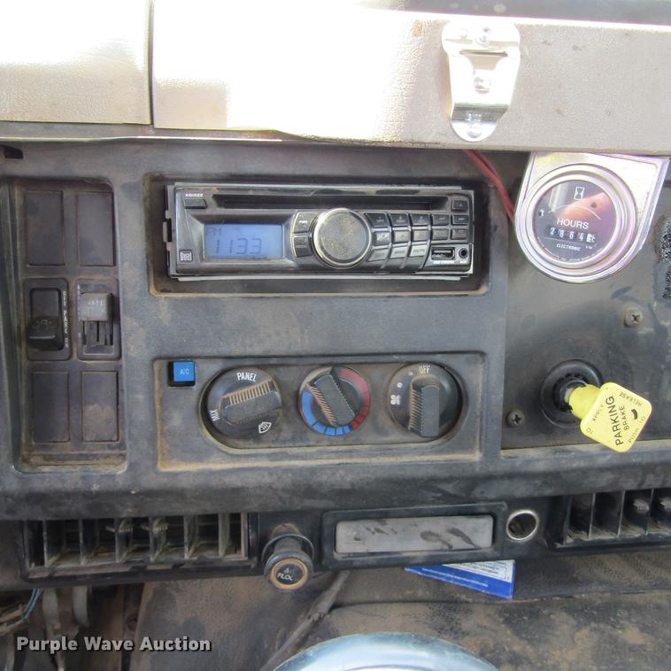 image for item DC0048 1998 International 4900 service truck with crane