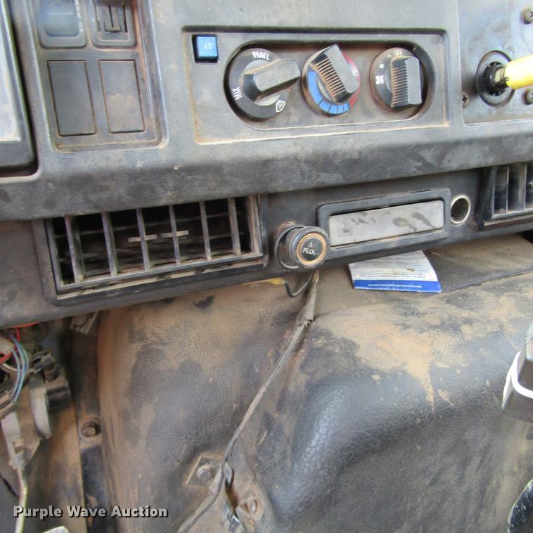 image for item DC0048 1998 International 4900 service truck with crane