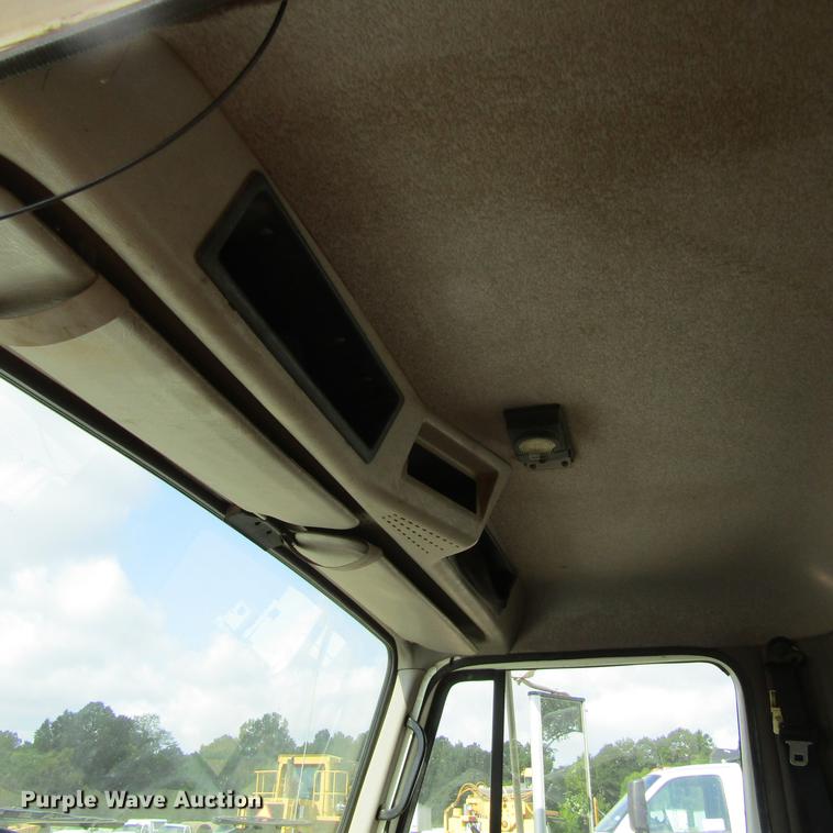 image for item DC0048 1998 International 4900 service truck with crane