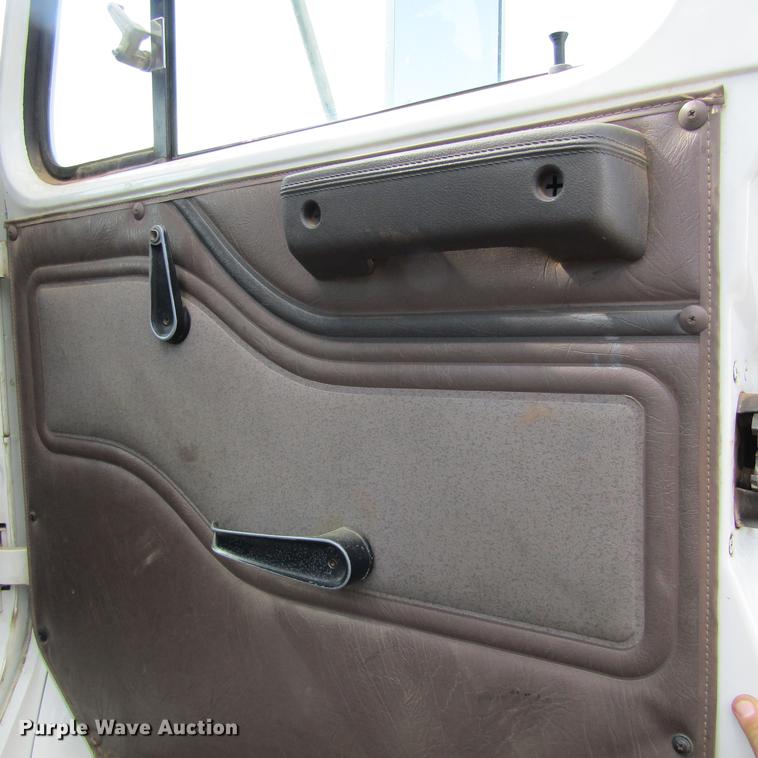 image for item DC0048 1998 International 4900 service truck with crane