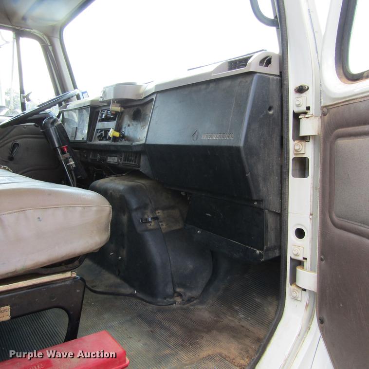 image for item DC0048 1998 International 4900 service truck with crane