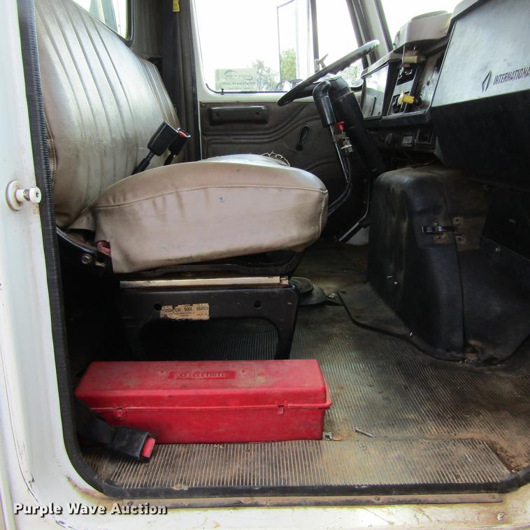 image for item DC0048 1998 International 4900 service truck with crane