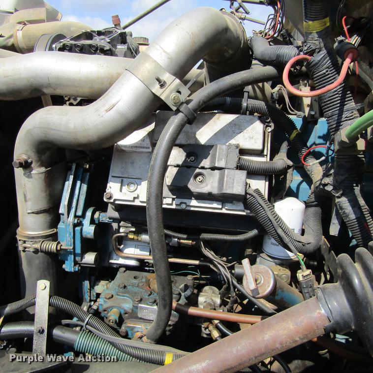 image for item DC0048 1998 International 4900 service truck with crane