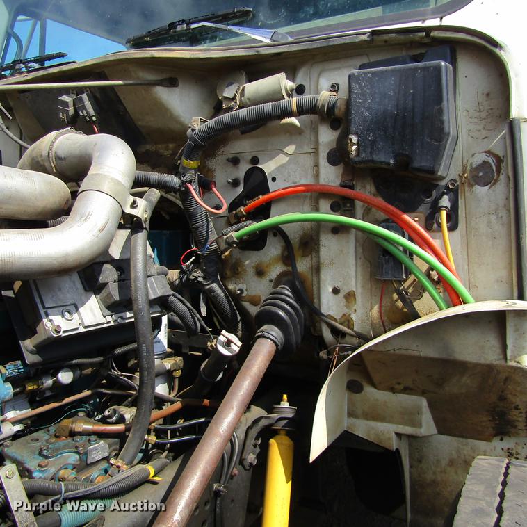 image for item DC0048 1998 International 4900 service truck with crane