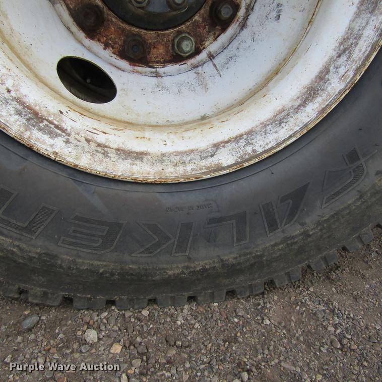 image for item DC0048 1998 International 4900 service truck with crane