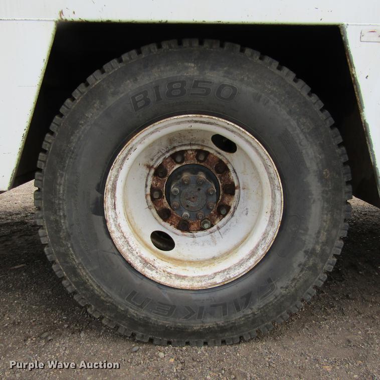 image for item DC0048 1998 International 4900 service truck with crane