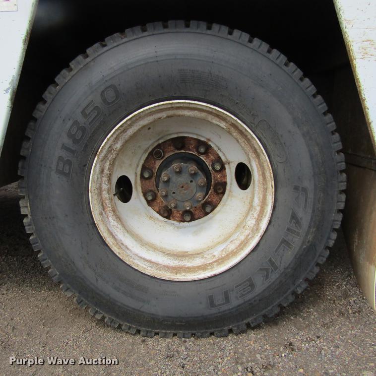 image for item DC0048 1998 International 4900 service truck with crane