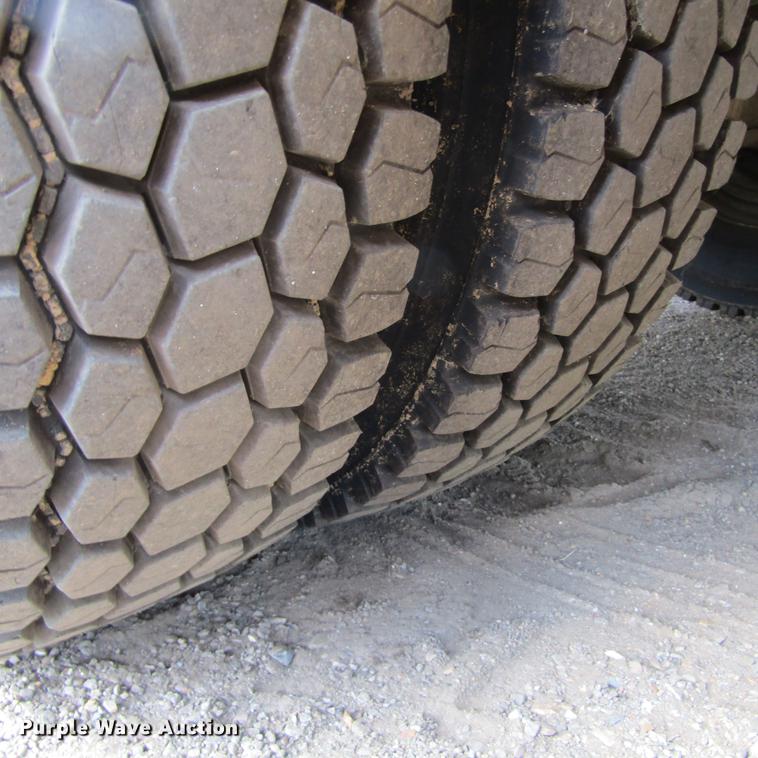 image for item DC0048 1998 International 4900 service truck with crane