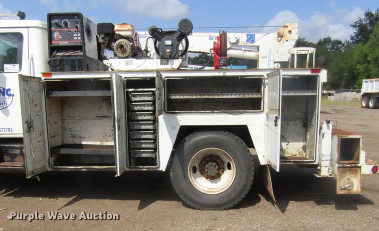 image for item DC0048 1998 International 4900 service truck with crane