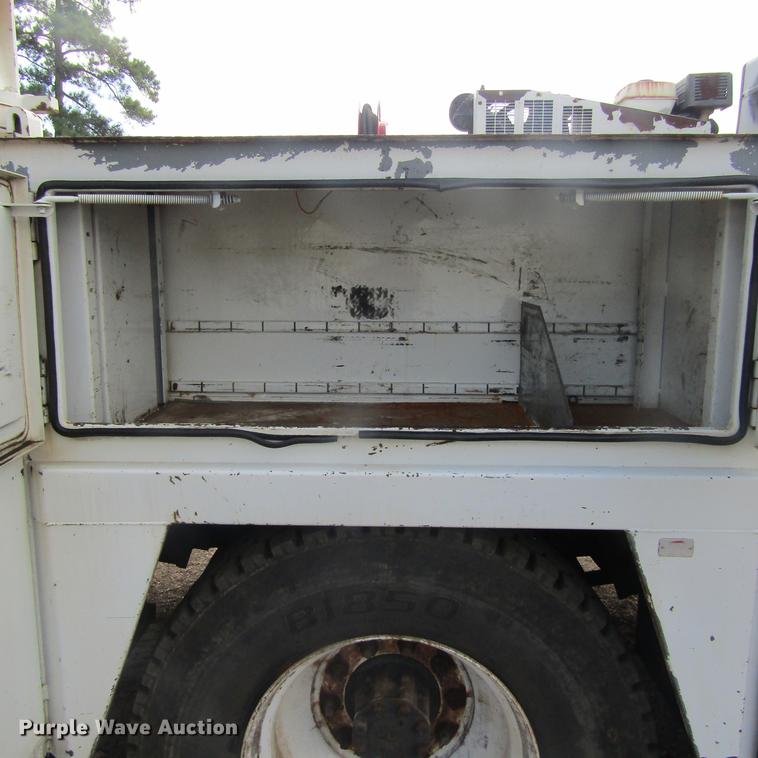 image for item DC0048 1998 International 4900 service truck with crane