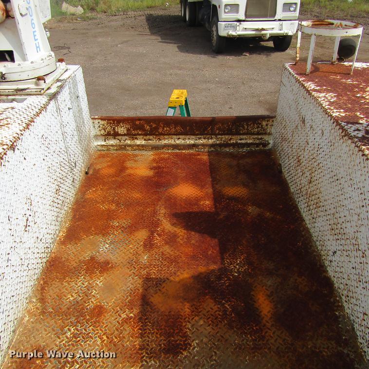 image for item DC0048 1998 International 4900 service truck with crane