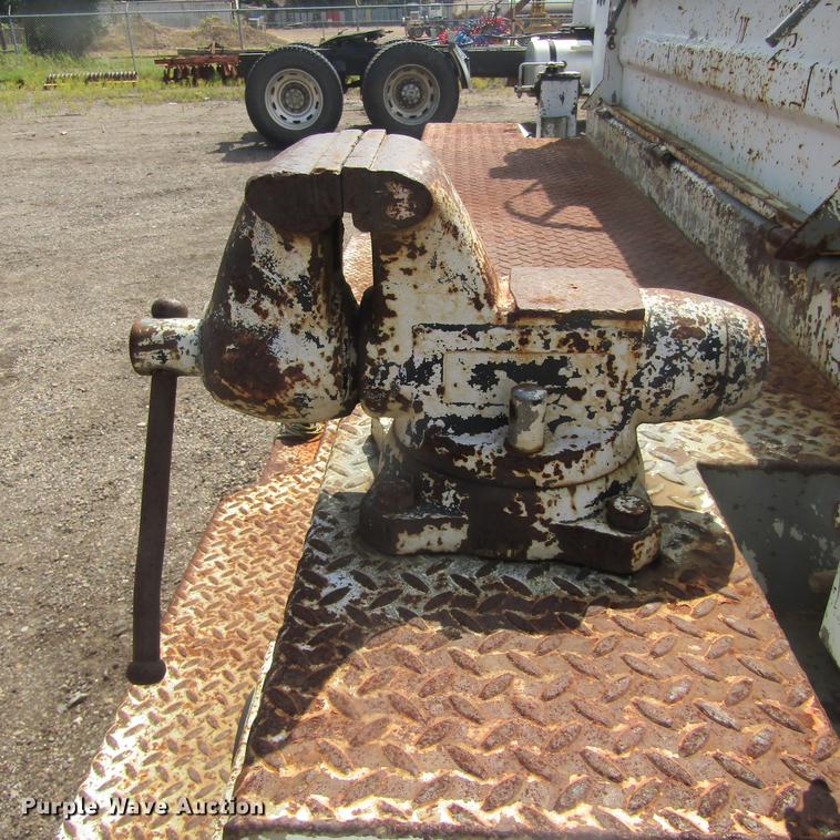 image for item DC0048 1998 International 4900 service truck with crane