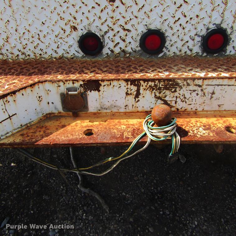 image for item DC0048 1998 International 4900 service truck with crane