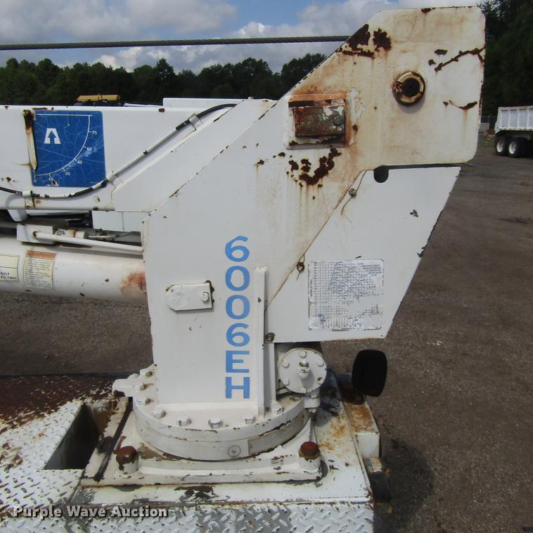 image for item DC0048 1998 International 4900 service truck with crane