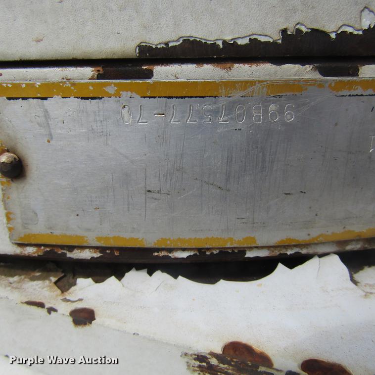 image for item DC0048 1998 International 4900 service truck with crane