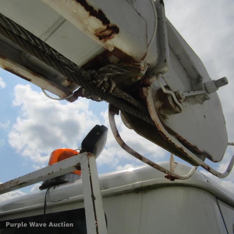 image for item DC0048 1998 International 4900 service truck with crane