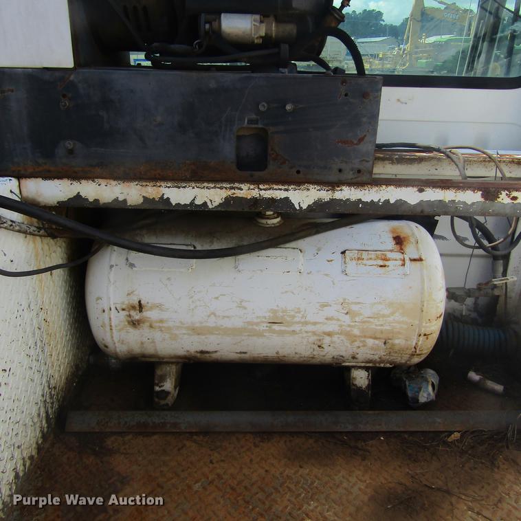 image for item DC0048 1998 International 4900 service truck with crane