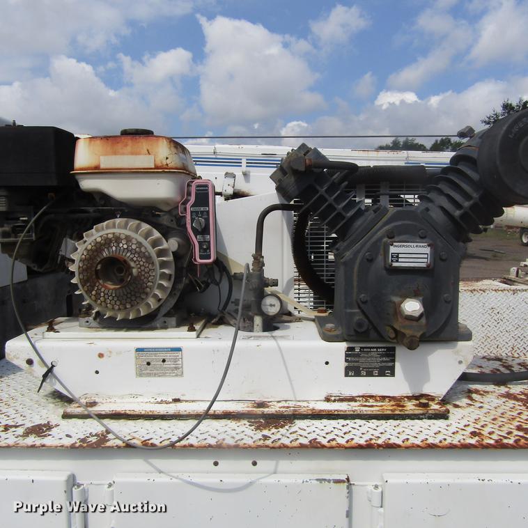 image for item DC0048 1998 International 4900 service truck with crane