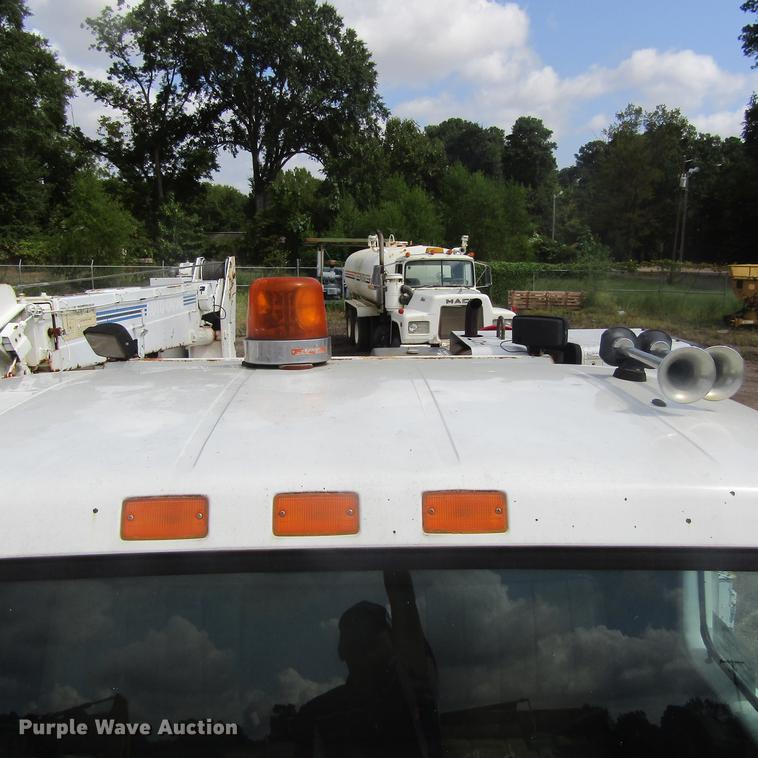 image for item DC0048 1998 International 4900 service truck with crane