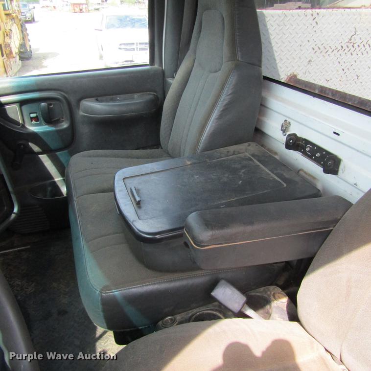 image for item DC0049 2007 GMC C6500 service truck with crane