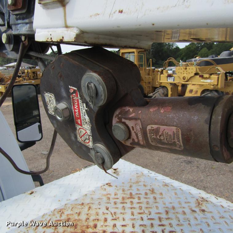 image for item DC0049 2007 GMC C6500 service truck with crane