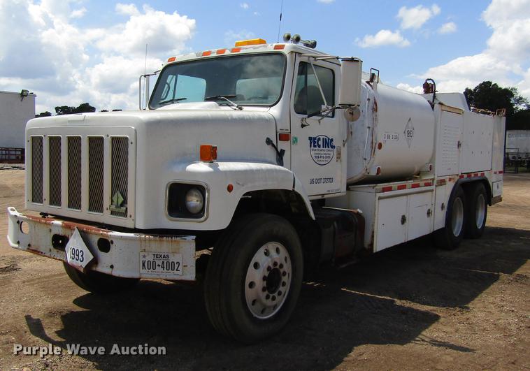 image for item DC0052 1994 International 2654 service truck